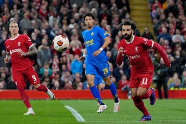 Liverpool 'dan Mohamed Salah # 11 UEFA Avrupa Ligi maçı sırasında Anfield, Liverpool, İngiltere' de Liverpool-Saint-Gilloise maçında topu kaybetti.