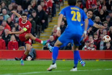 Liverpool 'un 66 numaralı oyuncusu Trent Alexander-Arnold, Liverpool-Union Saint-Gilloise kalecisinin UEFA Avrupa Ligi karşılaşmasında Liverpool-Union Saint-Gilloise maçı sırasında Liverpoo' da Ryan Gravenberch # 38 'e topu kaptırmasına neden oldu.