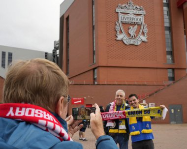 Union Saint-Gilloise taraftarları, Anfield Stadyumu 'nun önünde UEFA Avrupa Ligi maçı öncesinde Liverpool' a karşı Anfield, Liverpool, İngiltere, 5 Ekim 202 'de poz verdiler.