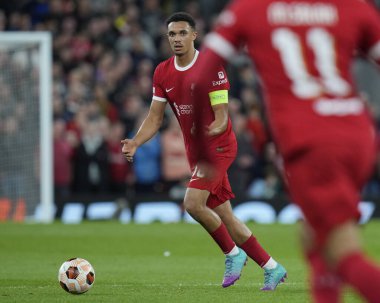 Liverpool 'dan Trent Alexander-Arnold # 66 UEFA Avrupa Ligi maçı sırasında Anfield, Liverpool, İngiltere' de Liverpool-Saint-Gilloise maçında pas için üst sahaya bakıyor.