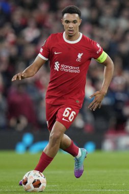 Liverpool 'dan Trent Alexander-Arnold # 66 UEFA Avrupa Ligi maçı sırasında Anfield, Liverpool, İngiltere' de Liverpool-Saint-Gilloise maçında topla koşuyor.