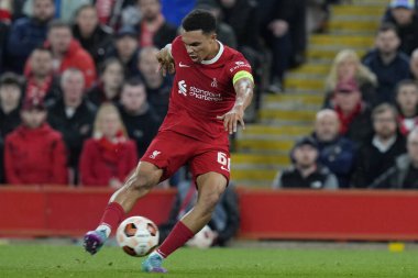 Liverpool 'dan Trent Alexander-Arnold # 66 UEFA Avrupa Ligi maçı sırasında İngiltere' nin Liverpool kentinde oynanan 5 Ekim 202 'de Liverpool-Union Saint-Gilloise maçında Union Saint-Gilloise maçında şut çekti.