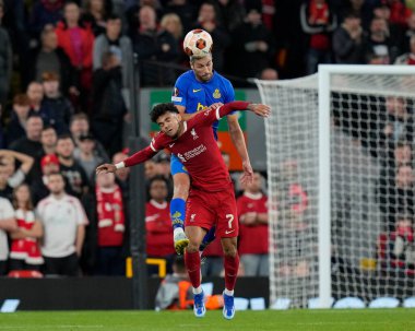 Union Saint-Gilloise 'den Christian Burgess, Liverpool Ligi Liverpool-Union Saint-Gilloise maçında Luis Daz # 7 ile Anfield, Liverpool, Birleşik Krallık' ta 5 Ekim 2023 tarihinde oynanan karşılaşma için mücadele etmektedir.