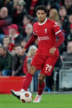 Liverpool 'dan Jarell Quanseh topu UEFA Avrupa Ligi maçı sırasında Anfield, Liverpool, İngiltere' de Liverpool-Saint-Gilloise maçında pas attı.