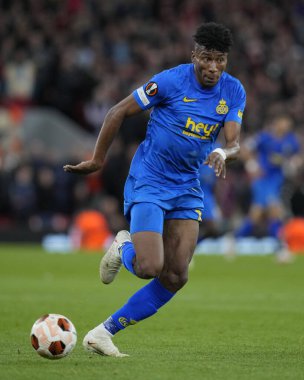 Kevin Rodrguez # 13 Union Saint-Gilloise UEFA Avrupa Ligi maçı sırasında Anfield, Liverpool, İngiltere 'de 5 Ekim 2023' te Liverpool-Union Saint-Gilloise maçında top sürüyor.