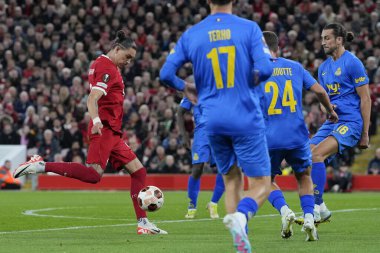 Liverpool 'dan Darwin Nez # 9, UEFA Avrupa Ligi maçı sırasında Anfield, Liverpool' da Liverpool-Union Saint-Gilloise maçında gol atarken, 5 Ekim 2023