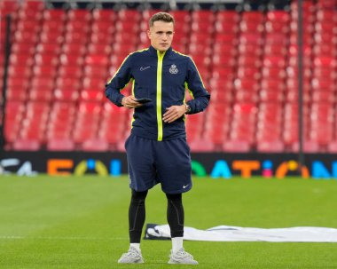 Union Saint-Gilloise 'den Mathias Rasmussen, 5 Ekim 202' de Liverpool, Liverpool, Birleşik Krallık 'ta Liverpool-Union Saint-Gilloise maçından önce sahaya bakıyor.