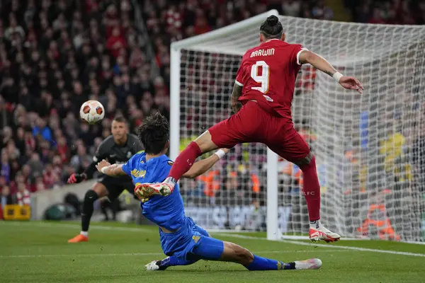 Liverpool 'dan Darwin Nez # 9, 5 Ekim 2023' te İngiltere 'nin Liverpool kentinde oynanan Liverpool-Union Saint-Gilloise maçında topu çaprazlıyor.