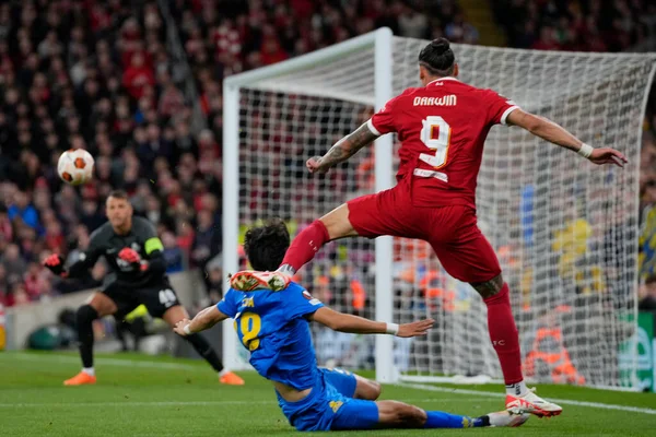 Liverpool 'dan Darwin Nez # 9, UEFA Avrupa Ligi karşılaşmasında İngiltere' nin Liverpool kenti Liverpool 'da oynanan 5 Ekim 2023' te oynanan Saint-Gilloise maçında topu Union Saint-Gilloise penaltı sahasına geçiriyor.