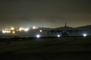 RAF Mildenhall 'dan bir USAF C130 Herkül, Pembrey Beach' e iniş yaptı, USAF için bir ilk, Mildenhall 'dan kara ekipleri tarafından kontrol edildi ve RAF Brize Norton mürettebatı tarafından denetlendi, inişler 00: 00' dan 01: 40 'a kadar Pembrey Beach, Pembrey, İngiltere, 16.