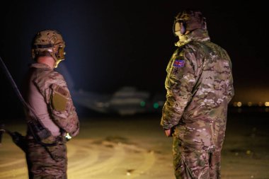 RAF Mildenhall 'dan bir USAF C130 Herkül, Pembrey Beach' e iniş yaptı, USAF için bir ilk, Mildenhall 'dan kara ekipleri tarafından kontrol edildi ve RAF Brize Norton mürettebatı tarafından denetlendi, inişler 00: 00' dan 01: 40 'a kadar Pembrey Beach, Pembrey, İngiltere, 16.