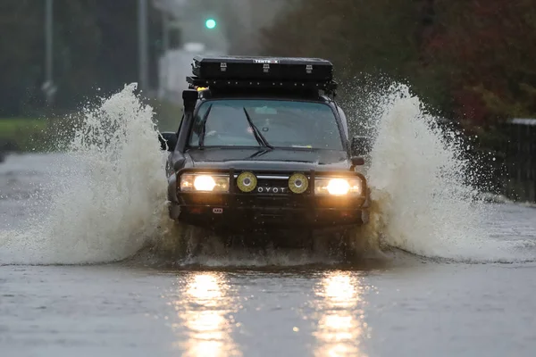 4X4 Vehicle Braves Flooded Road Allerton Bywater Leeds River Aire — Stock Photo, Image