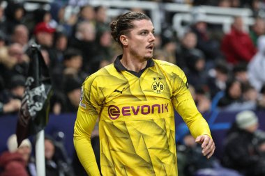 Borussia Dortmund 'dan Marcel Sabitzer # 20 numara UEFA Şampiyonlar Ligi maçı Newcastle United - Borussia Dortmund maçında 25 Ekim 2023' te St. James 's Park, Newcastle, İngiltere' de bir köşeyi almaya hazırlanıyor.