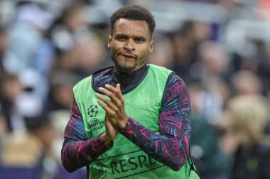 Newcastle United takımının 23 numaralı oyuncusu Jacob Murphy, UEFA Şampiyonlar Ligi maçının ilk yarısındaki ısınma turunda taraftarları alkışlıyor. Newcastle United, Borussia Dortmund 'a karşı St. James' s Park, Newcastle, İngiltere, 25 Ekim 2023