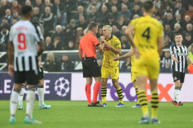Hakem, Artur Dias Soares UEFA Şampiyonlar Ligi karşılaşmasında Newcastle United ile Borussia Dortmund arasında oynanan UEFA Şampiyonlar Ligi karşılaşmasında Borussia Dortmund # 7 Borussia Dortmund 'a faul yaptıktan sonra konuşuyor.
