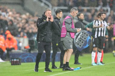 Newcastle United takımının teknik direktörü Eddie Howe, UEFA Şampiyonlar Ligi maçı sırasında takım talimatlarını verir. Newcastle United, Borussia Dortmund 'a karşı St. James' s Park, Newcastle, İngiltere, 25 Ekim 2023