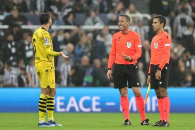 Borussia Dortmund 'dan 5 numaralı Ramy Bensebaini, UEFA Şampiyonlar Ligi maçı Newcastle United - Borussia Dortmund maçında 25 Ekim 2023' te St. James 's Park, Newcastle, İngiltere' de hakem Artur Dias Soares ile konuştu.