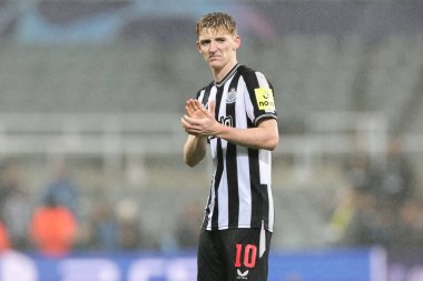 Newcastle United takımından Anthony Gordon, UEFA Şampiyonlar Ligi maçı Newcastle United 'ın Borussia Dortmund' a karşı 25 Ekim 2023 'te St. James' s Park, Newcastle, İngiltere 'de oynadığı maçta kaybettiği 0-1 yenilgi sonrasında ev sahiplerini alkışlıyor.