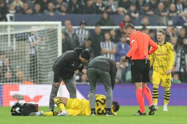 Borussia Dortmund 'dan Emre Can # 23 UEFA Şampiyonlar Ligi karşılaşmasında tedavi görüyor. Newcastle United, Borussia Dortmund' a karşı St. James 's Park, Newcastle, İngiltere, 25 Ekim 2023