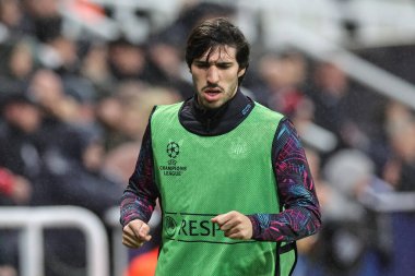 Newcastle United 'dan Sandro Tonali ilk yarıda ısınıyor UEFA Şampiyonlar Ligi maçı sırasında Newcastle United ile Borussia Dortmund St. James' s Park, Newcastle, İngiltere 'de, 25 Ekim 2023