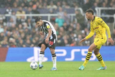 Newcastle United 'ın 39 numaralı oyuncusu Bruno Guimares, UEFA Şampiyonlar Ligi maçı Newcastle United - Borussia Dortmund maçında St. James' s Park, Newcastle, İngiltere 'de 25 Ekim 2023' te topa vuruyor.