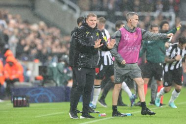 Newcastle United takımının teknik direktörü Eddie Howe, UEFA Şampiyonlar Ligi maçı sırasında takım talimatlarını verir. Newcastle United, Borussia Dortmund 'a karşı St. James' s Park, Newcastle, İngiltere, 25 Ekim 2023