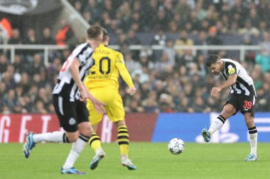 Newcastle United 'ın 39 numaralı oyuncusu Bruno Guimares, UEFA Şampiyonlar Ligi maçı Newcastle United - Borussia Dortmund maçında St. James' s Park, Newcastle, İngiltere 'de 25 Ekim 2023' te topa vuruyor.