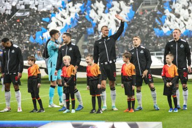 Newcastle United takımının 33 numaralı Dan Burn, UEFA Şampiyonlar Ligi karşılaşmasında taraftarlara el sallıyor. Newcastle United, Borussia Dortmund 'a karşı. St. James' s Park, Newcastle, İngiltere, 25 Ekim 2023