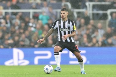 Newcastle United 'ın 39 numarası Bruno Guimares, UEFA Şampiyonlar Ligi maçı sırasında topu kontrol ediyor. Newcastle United, Borussia Dortmund' a karşı St. James 's Park, Newcastle, İngiltere, 25 Ekim 2023