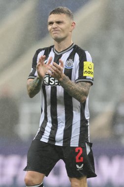 Newcastle United 'dan Kieran Trippier # 2 UEFA Şampiyonlar Ligi maçı Newcastle United - Borussia Dortmund maçında 25 Ekim 2023' te St. James 's Park, Newcastle, İngiltere' de kaybedince ev sahiplerini alkışlıyor.