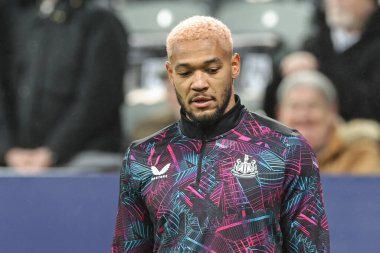 Newcastle United 'dan Joelinton # 7 UEFA Şampiyonlar Ligi karşılaşmasında maç öncesi ısınma oturumunda Newcastle United ile Borussia Dortmund St. James' s Park, Newcastle, İngiltere, 25 Ekim 2023