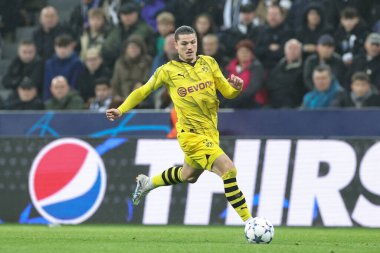 Borussia Dortmund 'un 20 numaralı oyuncusu Marcel Sabitzer, UEFA Şampiyonlar Ligi maçı Newcastle United - Borussia Dortmund maçında topu St. James' s Park, Newcastle, İngiltere 'de 25 Ekim 2023' te bırakıyor.