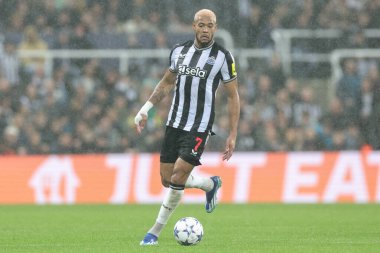Newcastle United 'ın 7 numaralı oyuncusu UEFA Şampiyonlar Ligi maçı Newcastle United ile Borussia Dortmund maçında St. James' s Park, Newcastle, İngiltere 'de 25 Ekim 2023' te top kırıyor.