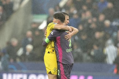 Borussia Dortmund 'dan Nico Schlotterbeck # 4 UEFA Şampiyonlar Ligi karşılaşması Newcastle United - Borussia Dortmund maçı sırasında Borussia Dortmund ile 25 Ekim 2023' te St. James 's Park, Newcastle, İngiltere' de oynanan 0-1 'lik galibiyeti kutluyor.
