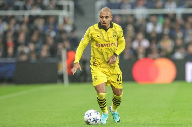 Borussia Dortmund 'dan Donyell Malen # 21 UEFA Şampiyonlar Ligi maçı Newcastle United - Borussia Dortmund maçında St. James' s Park, Newcastle, İngiltere 'de 25 Ekim 2023' te topu bırakıyor.