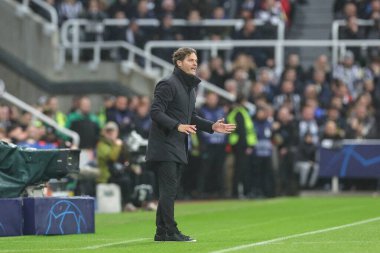 Borussia Dortmund 'un teknik direktörü Edin Terzi, UEFA Şampiyonlar Ligi maçı Newcastle United' ın Borussia Dortmund 'a karşı St. James' s Park, Newcastle, İngiltere 'de oynadığı 25 Ekim 2023' te tepki gösterdi.