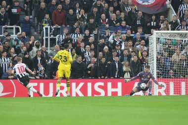 Newcastle United takımının oyuncusu Anthony Gordon, UEFA Şampiyonlar Ligi maçı Newcastle United ile Borussia Dortmund maçında 25 Ekim 2023 'te St. James' s Park, Newcastle 'da gol attı.