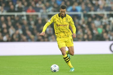 Borussia Dortmund 'dan Felix Nmecha # 8 UEFA Şampiyonlar Ligi maçı Newcastle United - Borussia Dortmund maçı sırasında St. James' s Park, Newcastle, İngiltere 'de 25 Ekim 2023' te topu bırakıyor.