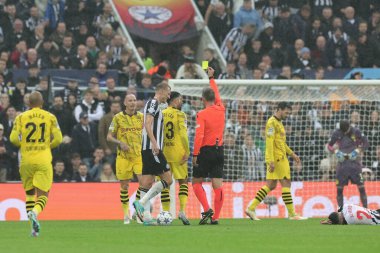 Artur Dias Soares, UEFA Şampiyonlar Ligi maçında Marius Wolf # 17 Borussia Dortmund 'a sarı kart verdi. Newcastle United, Borussia Dortmund' a karşı St. James 's Park, Newcastle, İngiltere, 25 Ekim 2023