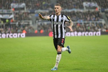 Newcastle United 'dan Kieran Trippier # 2 UEFA Şampiyonlar Ligi maçı Newcastle United - Borussia Dortmund maçında köşeyi dönmek için koşuyor.