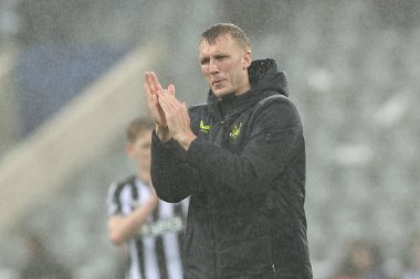 Newcastle United takımından Dan Burn, UEFA Şampiyonlar Ligi maçı Newcastle United 'ın Borussia Dortmund' a karşı 25 Ekim 2023 'te St. James' s Park, Newcastle, İngiltere 'de oynadığı maçta kaybettiği 0-1 yenilgi sonrasında ev sahiplerini alkışlıyor.
