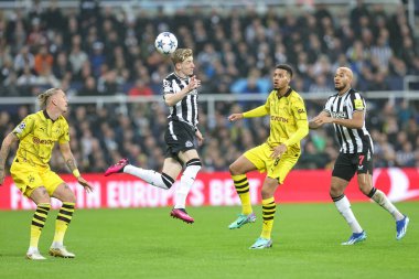 Newcastle United takımından Anthony Gordon 25 Ekim 2023 'te St. James' s Park, Newcastle, İngiltere 'de oynanan Newcastle United - Borussia Dortmund maçında yüksek topu kazanmak için sıçradı.
