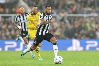 Newcastle United takımından Callum Wilson, UEFA Şampiyonlar Ligi maçı Newcastle United ile Borussia Dortmund maçında, 25 Ekim 2023 'te St. James' s Park, Newcastle, İngiltere 'de top yakaladı.