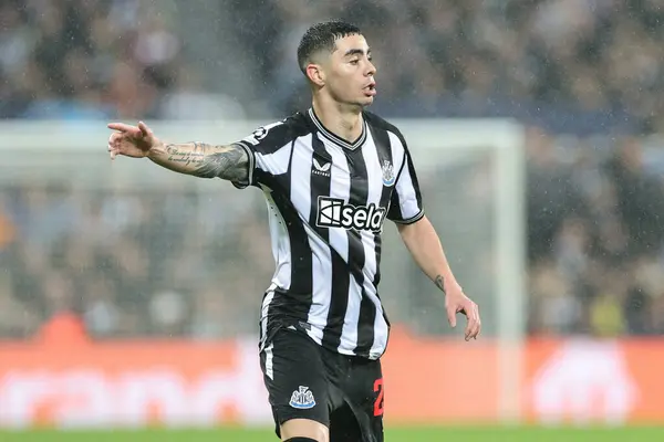 Miguel Almirn Newcastle United Gives His Team Instructions Uefa Champions — Stock Photo, Image