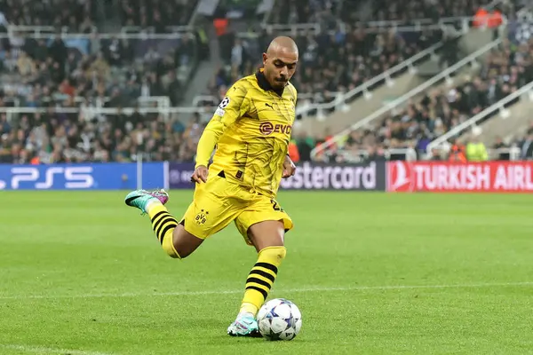 Borussia Dortmund 'dan Donyell Malen # 21 UEFA Şampiyonlar Ligi maçı sırasında St. James' s Park, Newcastle, İngiltere 'de oynanan Newcastle United - Borussia Dortmund maçında topu çaprazlıyor.