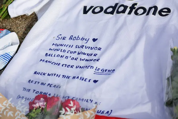 Mensaje Escrito Homenaje Fallecido Sir Bobby Charlton Fuera Old Trafford — Foto de Stock