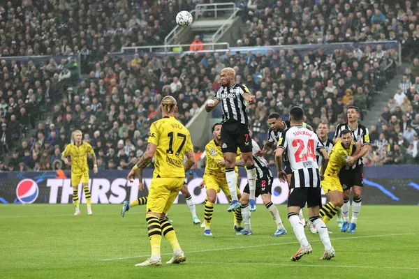 Newcastle United 'ın 7 numaralı oyuncusu Newcastle United, Borussia Dortmund' a karşı 25 Ekim 2023 'te oynanan UEFA Şampiyonlar Ligi maçı sırasında St.James' s Park, Newcastle, İngiltere