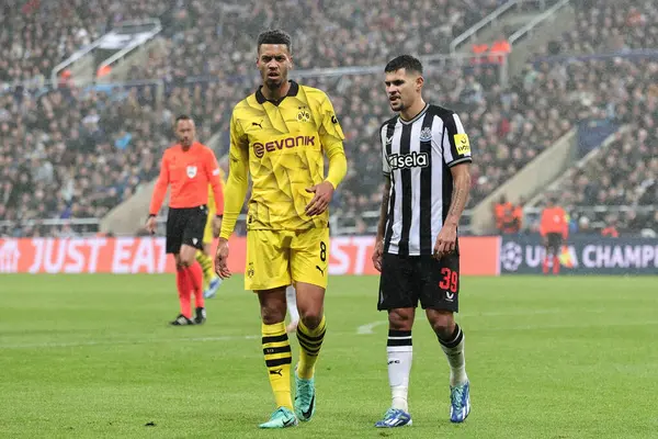 Felix Nmecha Borussia Dortmund Fala Com Bruno Guimares Newcastle United — Fotografia de Stock