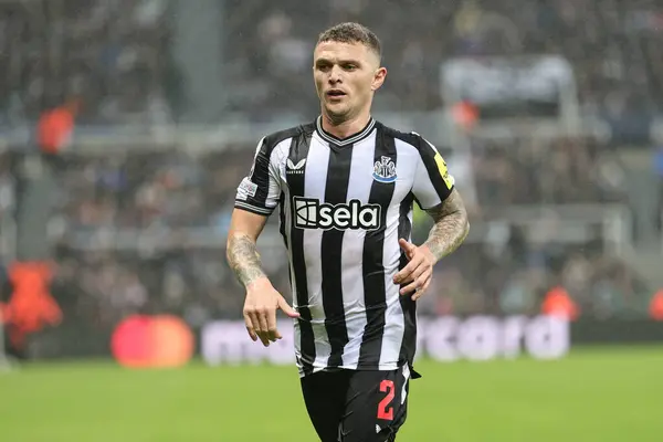 Newcastle United 'dan Kieran Trippier # 2 UEFA Şampiyonlar Ligi maçı Newcastle United - Borussia Dortmund maçında köşeyi dönmek için koşuyor.