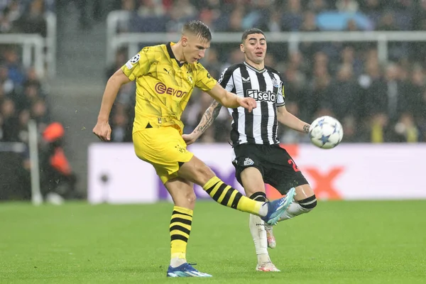 Nico Schlotterbeck Borussia Dortmund Limpa Bola Pressionada Por Miguel Almirn — Fotografia de Stock